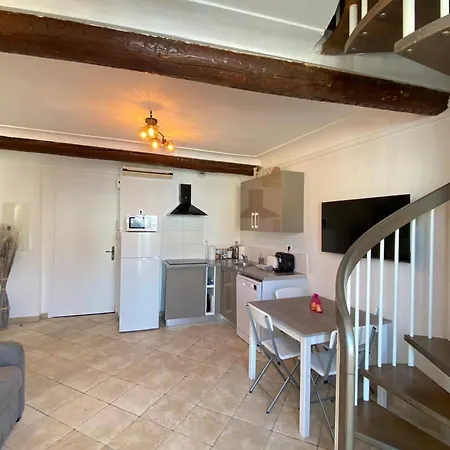 Apartment 06bj - Beautiful Air-conditioned Duplex With Balcony *