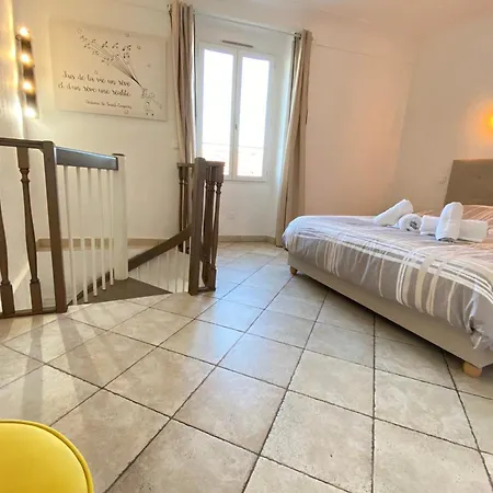 06bj - Beautiful Air-conditioned Duplex With Balcony *