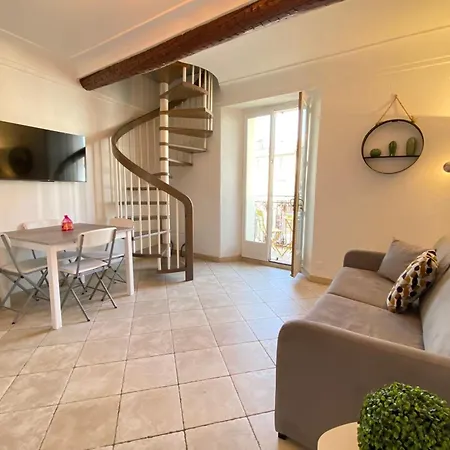 Apartment 06bj - Beautiful Air-conditioned Duplex With Balcony *