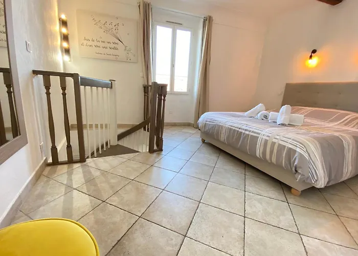 06bj - Beautiful Air-conditioned Duplex With Balcony *