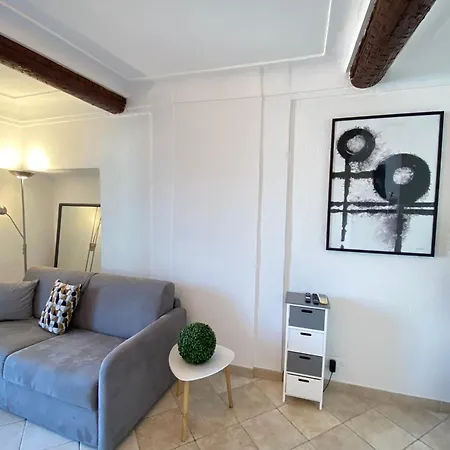 06bj - Beautiful Air-conditioned Duplex With Balcony Apartment