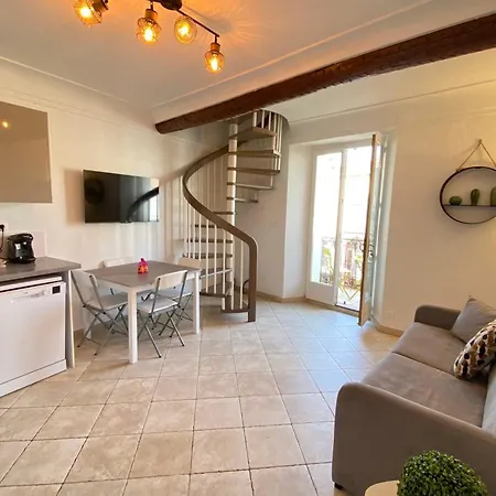 شقة 06bj - Beautiful Air-conditioned Duplex With Balcony