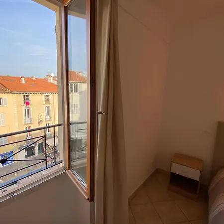 شقة 06bj - Beautiful Air-conditioned Duplex With Balcony *