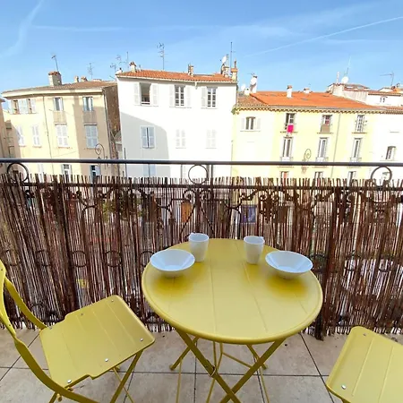 06bj - Beautiful Air-conditioned Duplex With Balcony شقة *